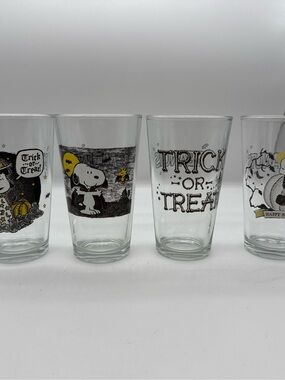 Peanuts Snoopy 'Trick or Treat' Halloween Pint Glass - Clear